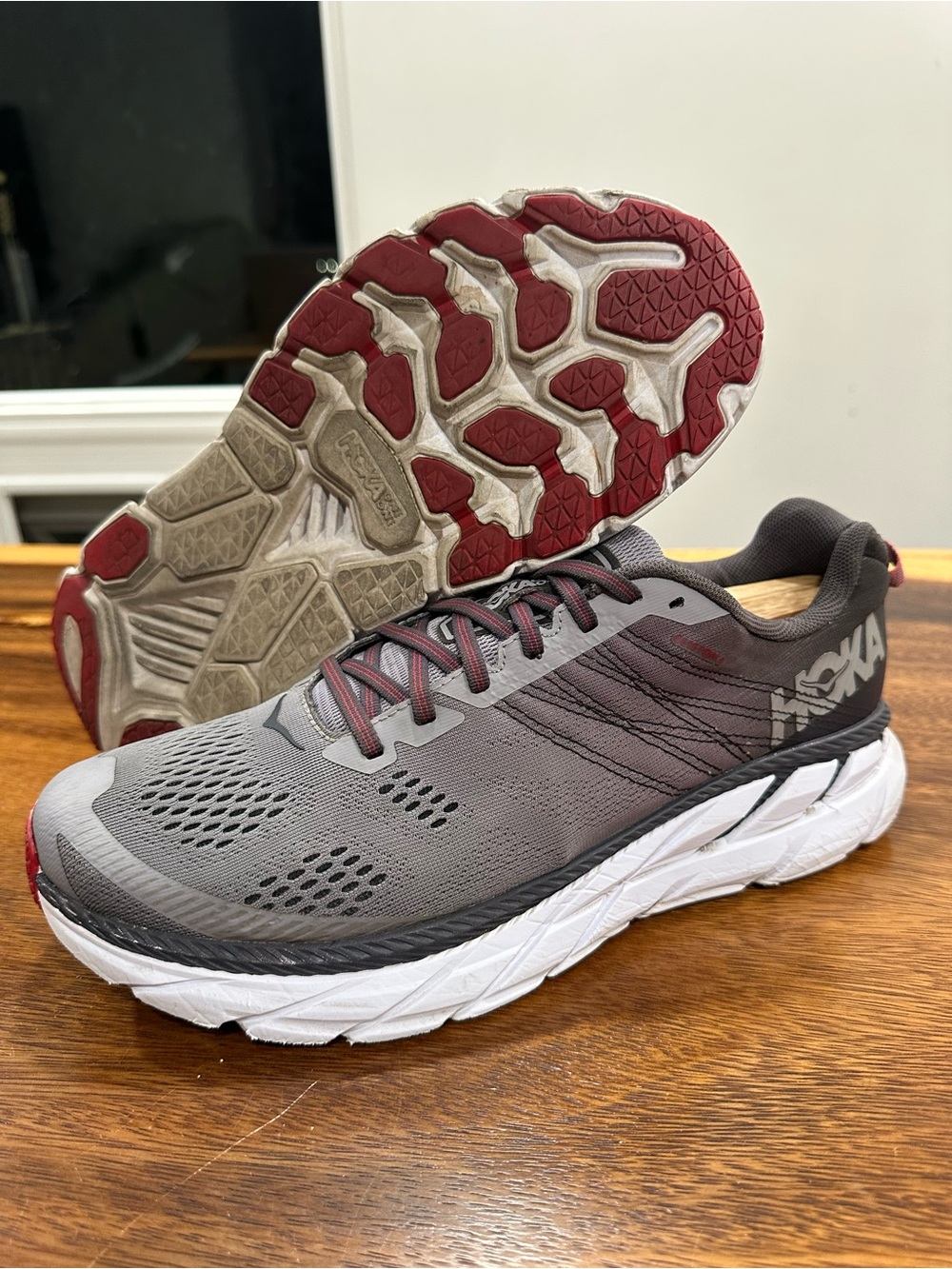 Hoka One One Clifton 6 Wide Running Shoes Mens 10 EE Gray Red 1102876 GOBS